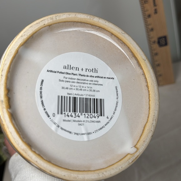 Faux greenery and vase - Picture 3 of 4